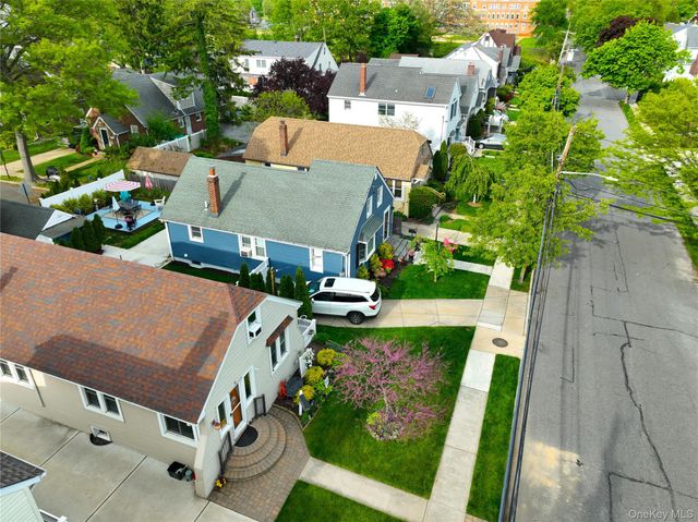 10 Aberdeen Street, Malverne, NY 11565
