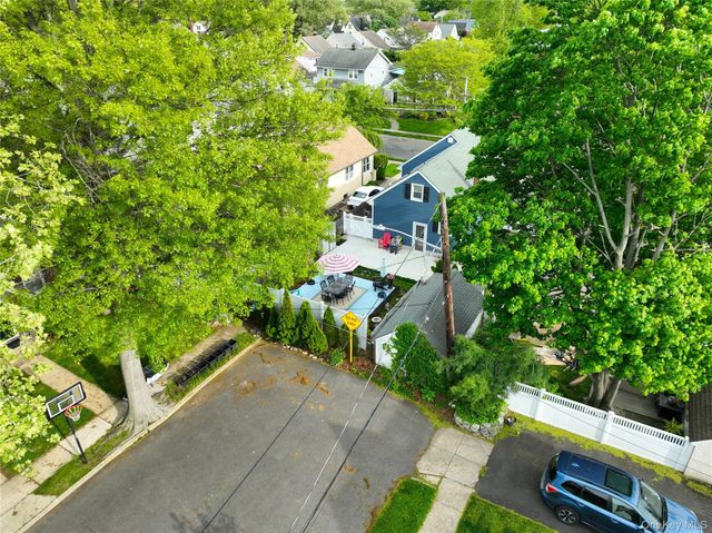 10 Aberdeen Street, Malverne, NY 11565