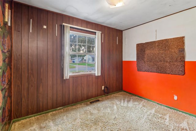 4023 E Seneca Avenue, Des Moines, IA 50317