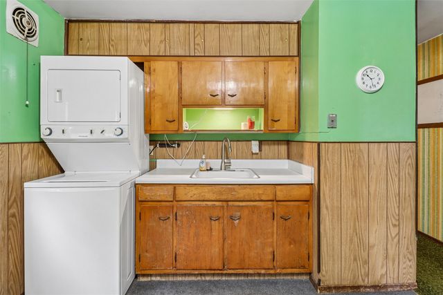 4023 E Seneca Avenue, Des Moines, IA 50317