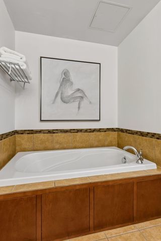 215 10th Avenue S 411, Minneapolis, MN 55415