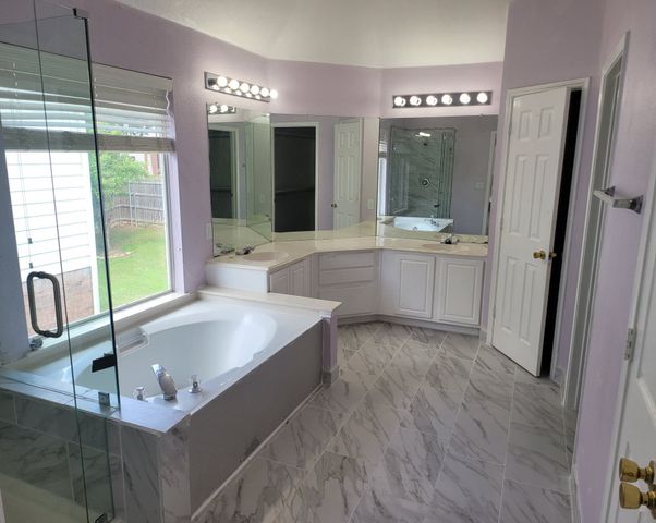 2104 Royal Oak Drive, Bedford, TX 76021