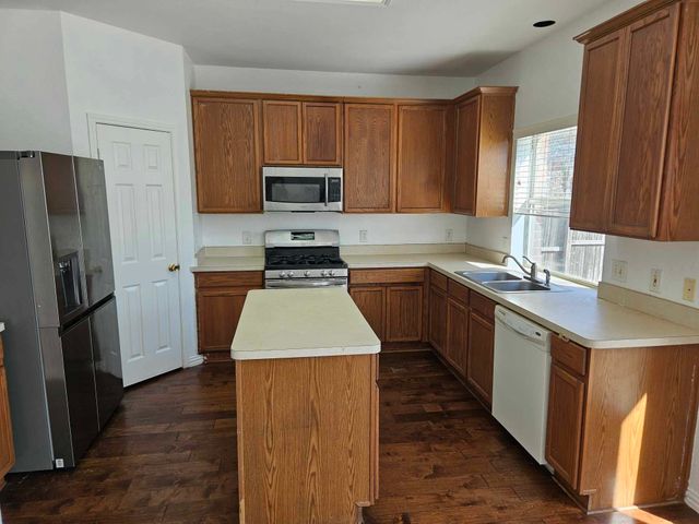 2104 Royal Oak Drive, Bedford, TX 76021