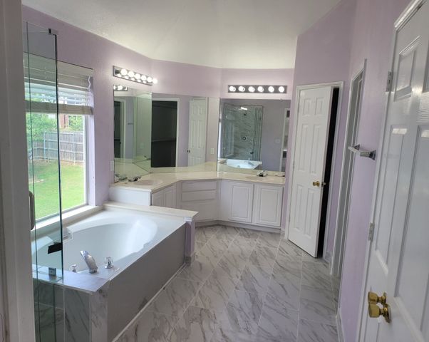 2104 Royal Oak Drive, Bedford, TX 76021