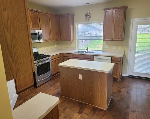 2104 Royal Oak Drive, Bedford, TX 76021