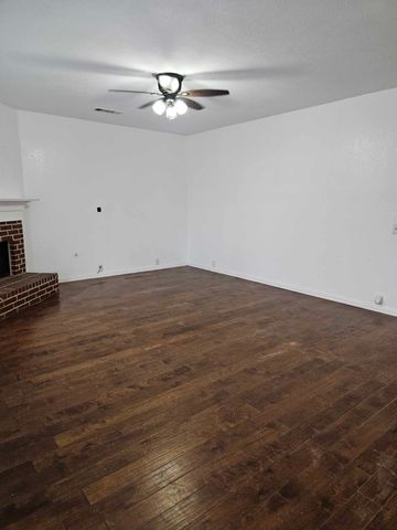 2104 Royal Oak Drive, Bedford, TX 76021