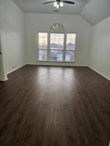2104 Royal Oak Drive, Bedford, TX 76021