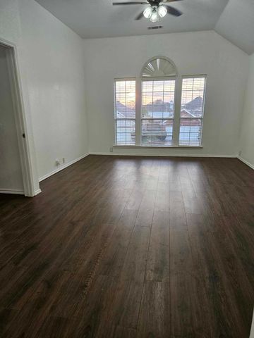 2104 Royal Oak Drive, Bedford, TX 76021