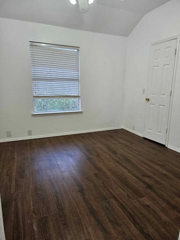 2104 Royal Oak Drive, Bedford, TX 76021