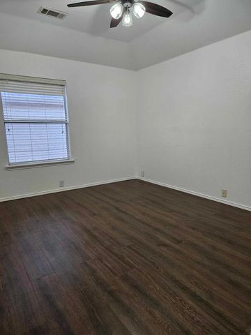 2104 Royal Oak Drive, Bedford, TX 76021