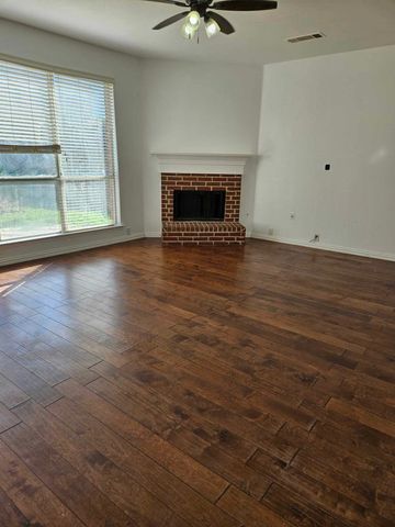 2104 Royal Oak Drive, Bedford, TX 76021