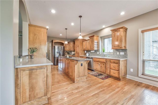 9618 S Appleridge Lane, Lenexa, KS 66227