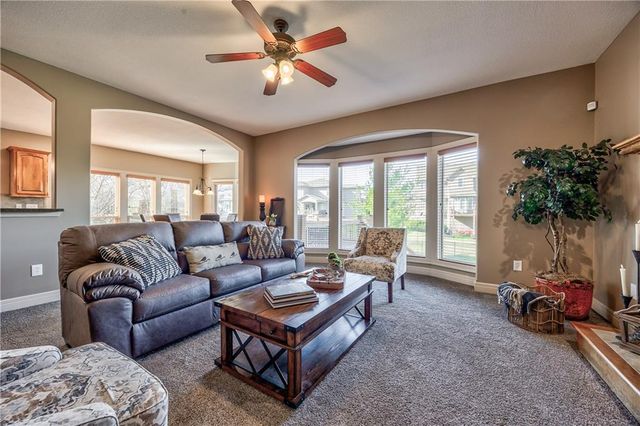 9618 S Appleridge Lane, Lenexa, KS 66227