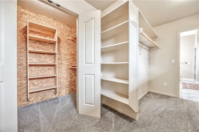 9618 S Appleridge Lane, Lenexa, KS 66227