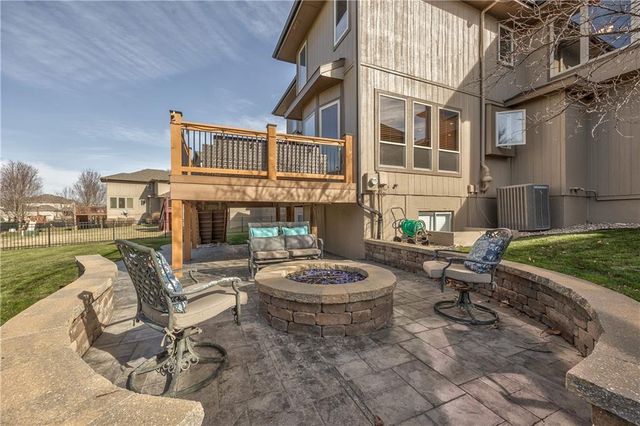 9618 S Appleridge Lane, Lenexa, KS 66227