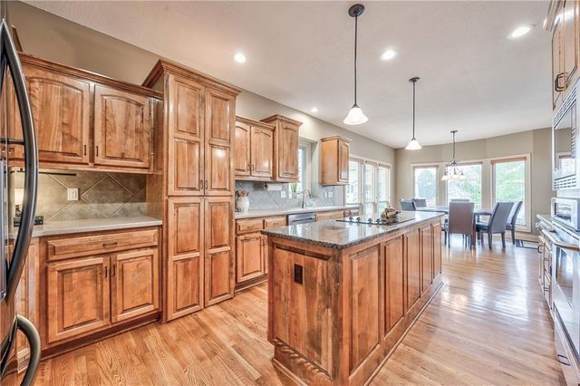 9618 S Appleridge Lane, Lenexa, KS 66227