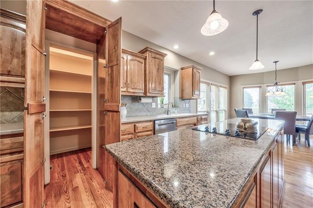 9618 S Appleridge Lane, Lenexa, KS 66227