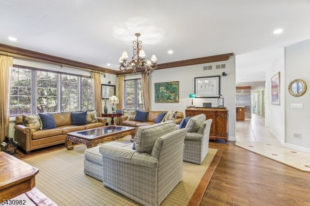 4 Fordham Rd, Livingston Twp., NJ 07039