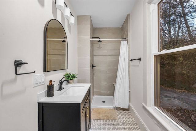 48 Gray St, Amherst, MA 01002