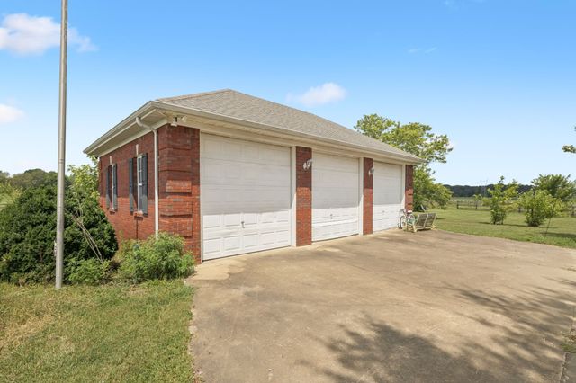 33 Bishop Rd, Lawrenceburg, TN 38464