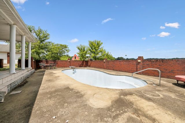 33 Bishop Rd, Lawrenceburg, TN 38464