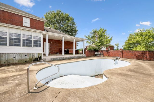 33 Bishop Rd, Lawrenceburg, TN 38464