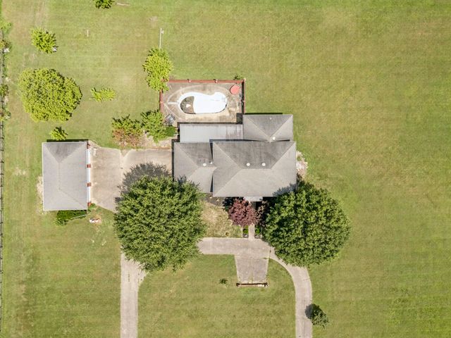 33 Bishop Rd, Lawrenceburg, TN 38464