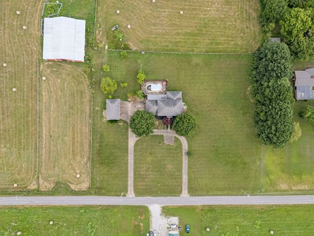 33 Bishop Rd, Lawrenceburg, TN 38464