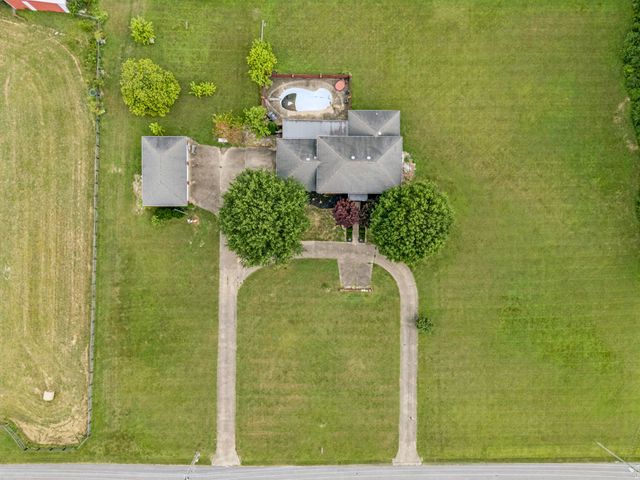 33 Bishop Rd, Lawrenceburg, TN 38464