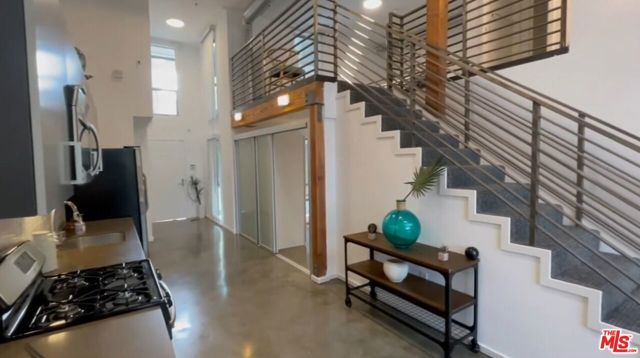 4133 Redwood Avenue 1015, Los Angeles, CA 90066