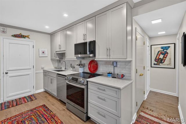 710 S Hanley Road 10A, Clayton, MO 63105