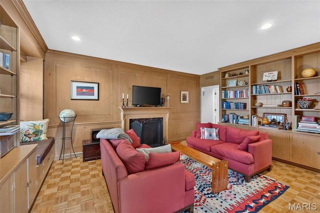 710 S Hanley Road 10A, Clayton, MO 63105