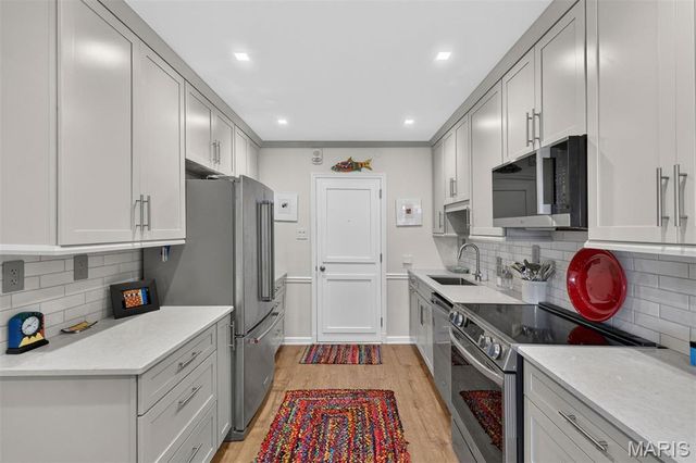 710 S Hanley Road 10A, Clayton, MO 63105