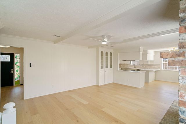 5707 Ash Oak Drive, Houston, TX 77091