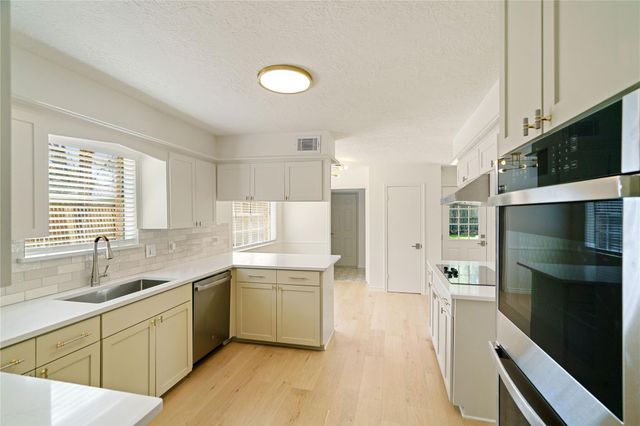 5707 Ash Oak Drive, Houston, TX 77091