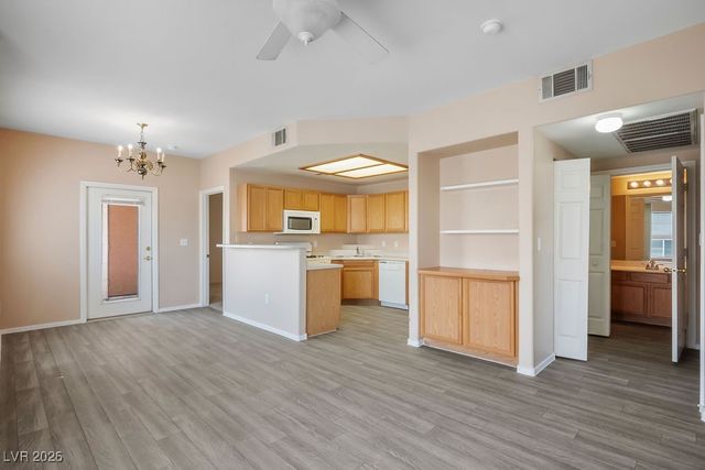 4655 GOLD DUST Avenue 211, Las Vegas, NV 89120