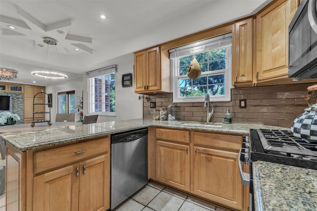 5555 Patterson Drive, Troy, MI 48085