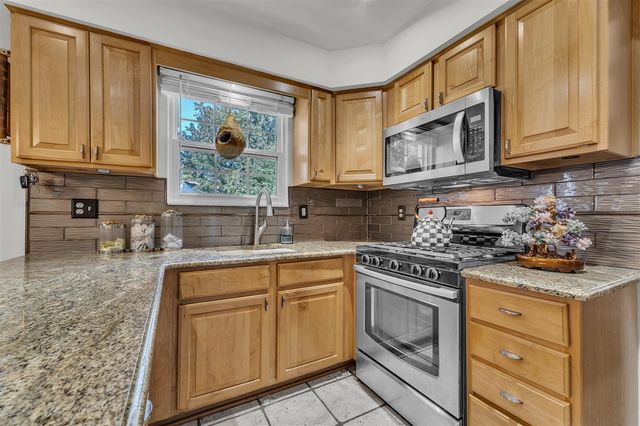 5555 Patterson Drive, Troy, MI 48085