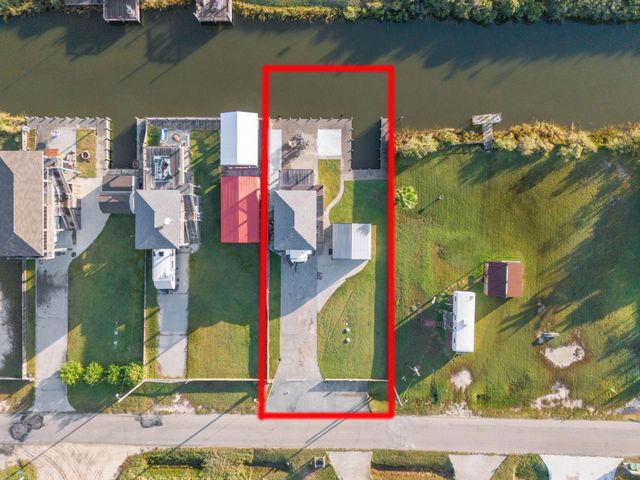 1112 Mabry Street, Gilchrist, TX 77617