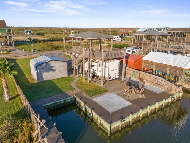 1112 Mabry Street, Gilchrist, TX 77617