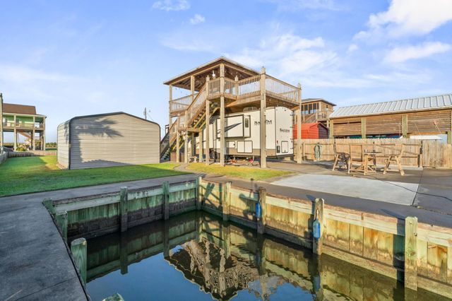 1112 Mabry Street, Gilchrist, TX 77617
