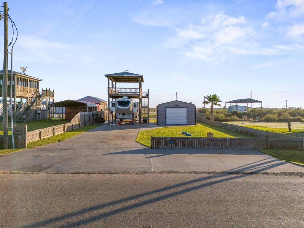 1112 Mabry Street, Gilchrist, TX 77617