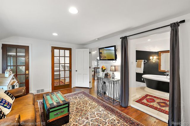 275 BARDEN Road, Bloomfield Hills, MI 48304