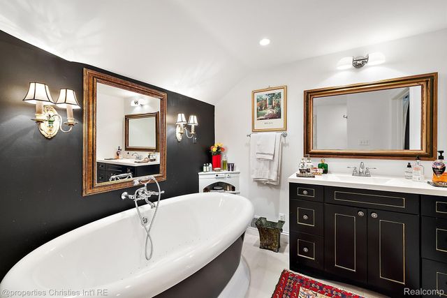 275 BARDEN Road, Bloomfield Hills, MI 48304