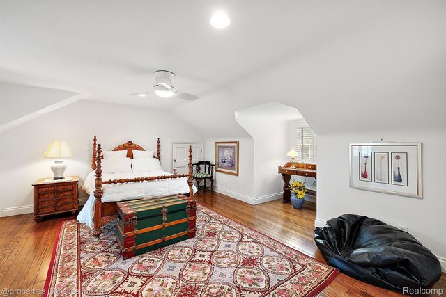 275 BARDEN Road, Bloomfield Hills, MI 48304