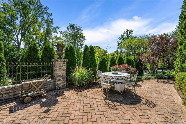 275 BARDEN Road, Bloomfield Hills, MI 48304