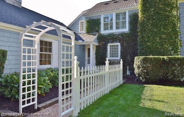 275 BARDEN Road, Bloomfield Hills, MI 48304
