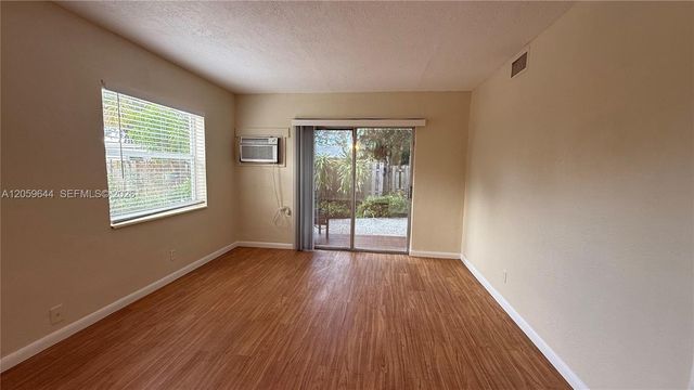 1310 NE 14th Avenue 4, Fort Lauderdale, FL 33304