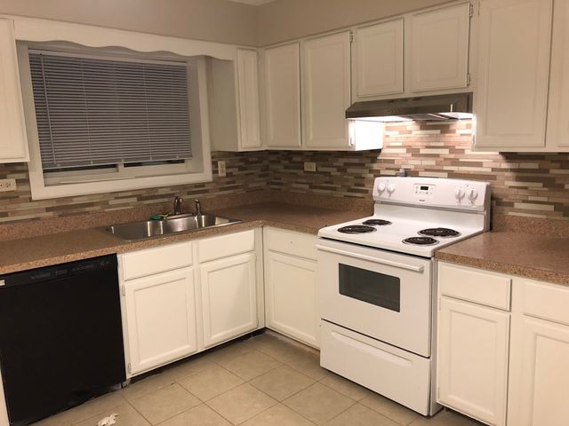 1211 Whispering Hills Court 1A, Naperville, IL 60540