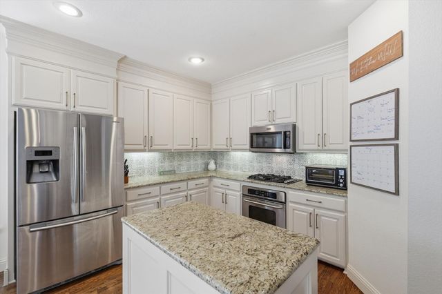 1550 Meadows Avenue, Lantana, TX 76226